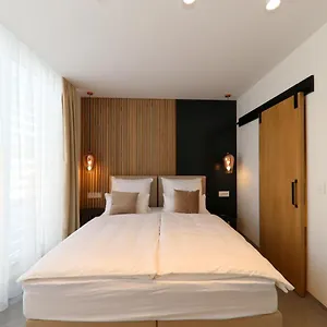 https://whiterooms-12.hotelinzadar.com